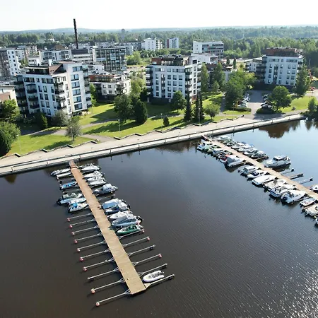 Valoisa Huoneisto Parvekkeella Ja Jaervinaekoealalla *