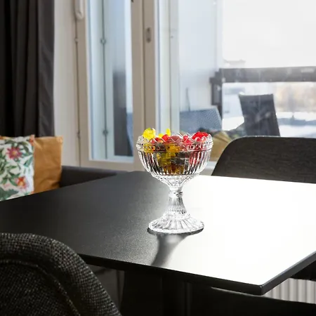 Valoisa Huoneisto Parvekkeella Ja Jaervinaekoealalla
