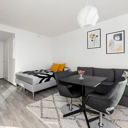 Valoisa Parvekkeella Ja Jaervinaekoealalla * ハメーンリンナ