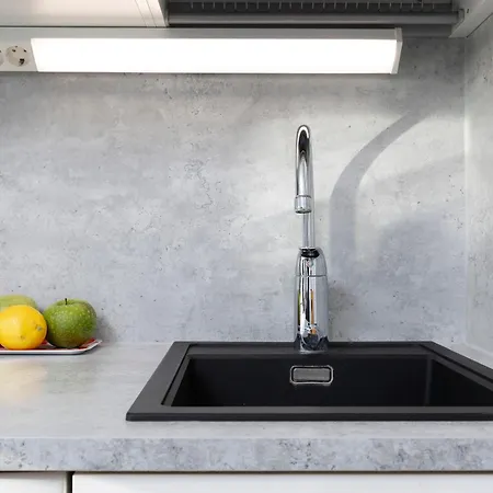 Valoisa Parvekkeella Ja Jaervinaekoealalla Apartman